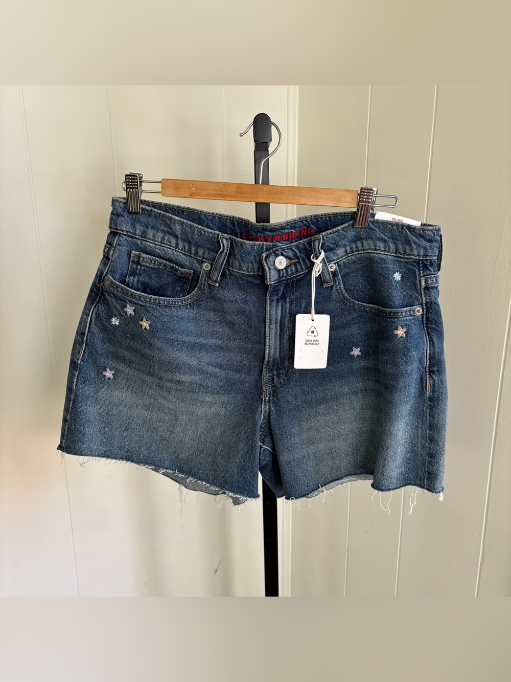 Lucky Brand 90s Midi Denim Cutoff Shorts Embroidered Star Women 10/30 (32x5) NWT
